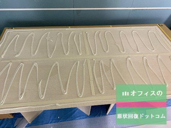 化粧ケイカル板接着の様子