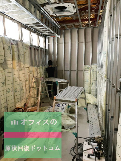 体操ジム施設の施工写真その5。壁端部まで下地材の施工が終わり、断熱材充填が進んでいる様子。