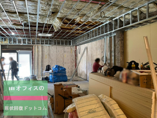 体操ジム施設の施工写真その4。躯体壁部分の軽量鉄骨下地の施工と同時に天井グラスウール充填が進行しております。