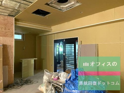 体操ジム施設の施工写真その8。奥側に見えるのは受付カウンターになるとのことです。