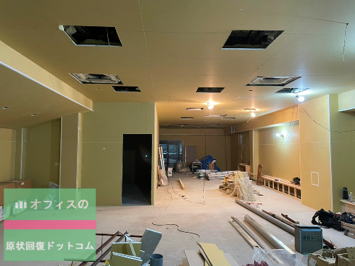 体操ジム施設の施工写真その9。中央から奥を見た様子で、間仕切壁で区切った個室ができあがっています。