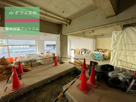 開口部注意の画像その2。コンクリート床が開き、切れた配筋が露出しており、非常に危険。カラーコーンで区画していても、作業通路にする場合注意が必要。