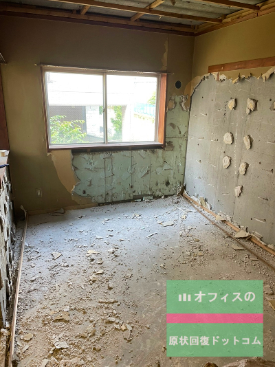 足元注意の現場例 解体材が足元に散らばっていて、壁にもGLボンドが貼り付いており、危険