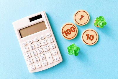 電卓とお金の画像
